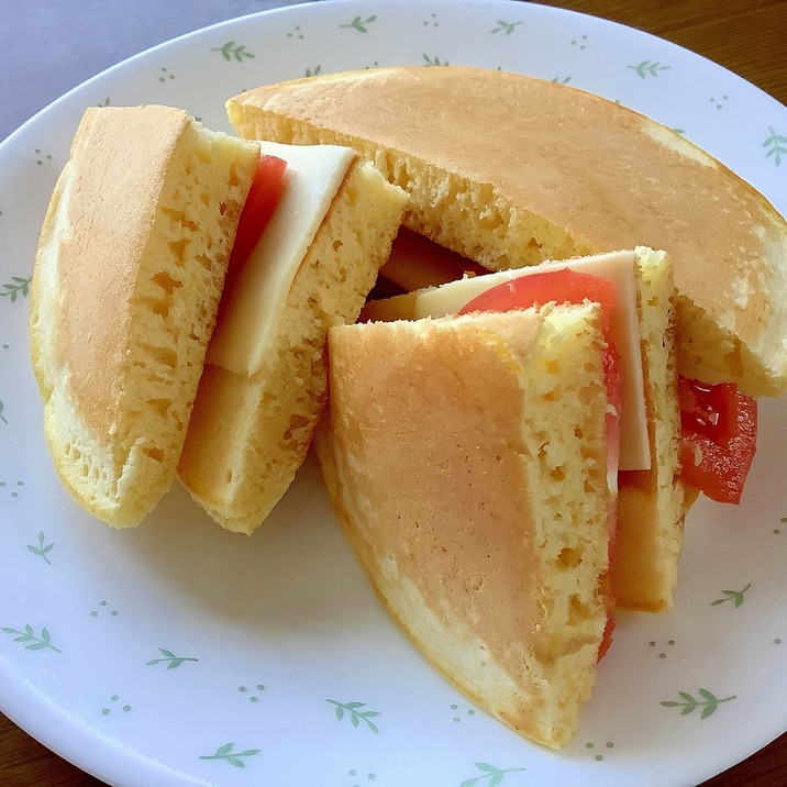 ホットケーキのチーズトマトサンド